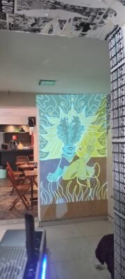Projeção do desenho na parede antes da pintura do mural Ciclope
