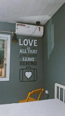 Lettering Love is all that you can't leave behind em quarto do Vila Rock Hostel, São Paulo