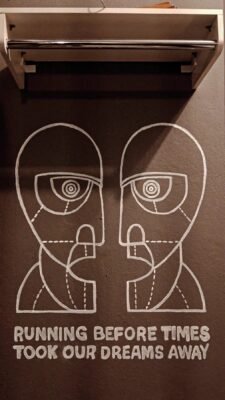 Mural inspirado em Pink Floyd, com a frase Running before times took our dreams away, Vila Rock Hostel, São Paulo