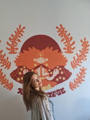 Mural Reconecte-se, Araucária Hostel, São Bento do Sul, com artista à frente