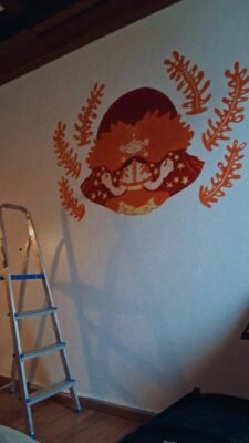 Mural Reconecte-se em andamento, com escada