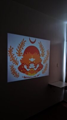 Projeção do desenho na parede antes da pintura do mural Reconecte-se